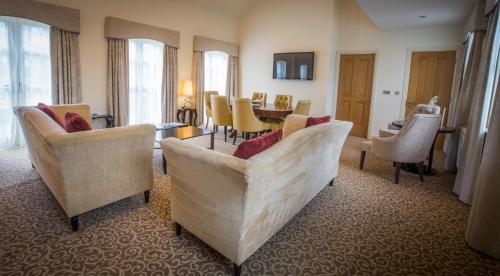 惠特比的住宿－Raithwaite Sandsend，带沙发和桌椅的客厅