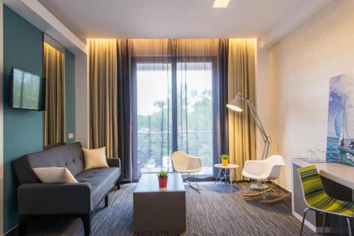 a living room with a couch and a table at Hotel On Plonge Junior in Mamaia