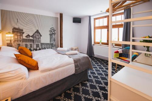 Katil atau katil-katil dalam bilik di hotel Petřín