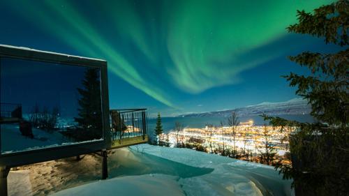 uma plataforma de observação com a aurora no céu em NARVIKFJELLET Camp 291 em Narvik