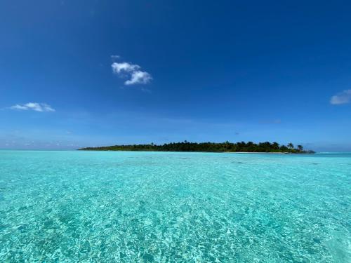 an island in the middle of the ocean at Alimas Holiday Retreat Maldives in Felidhoo