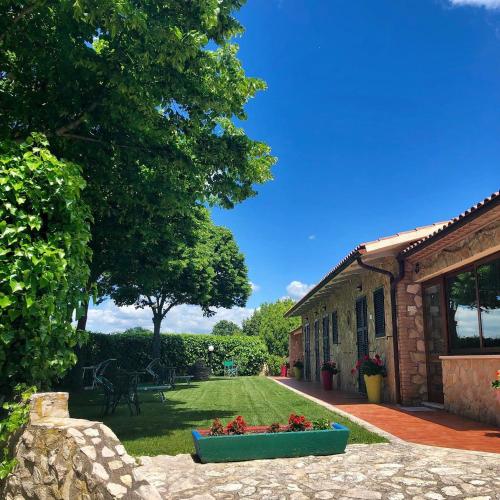 Κήπος έξω από το Agriturismo Poggio del Drago
