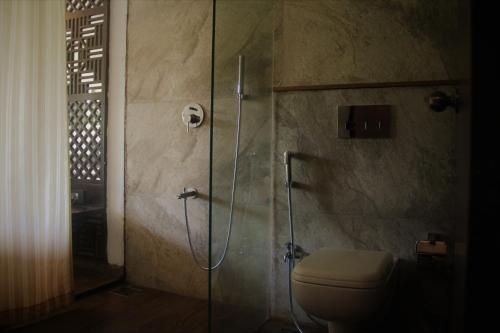 アランボールにあるロータス スートラのバスルーム(シャワー、トイレ付)