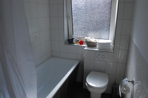 Vannas istaba naktsmītnē Wohnung in Schwarzenbek - 2 Zimmer - top eingerichtet.