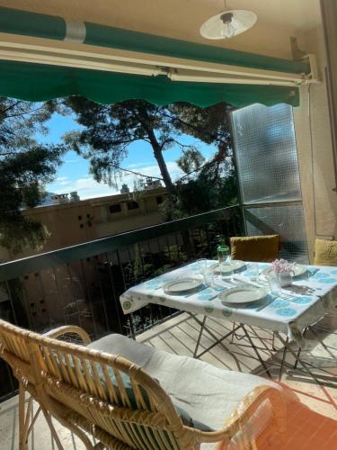 Balkón nebo terasa v ubytování Charmant T3 au milieu des pins, terrasse sud, vue mer, plage à pieds, fibre et garage privé inclus
