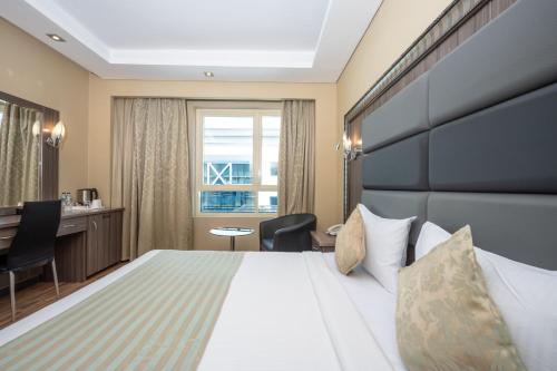 Giường trong phòng chung tại Pearl Swiss Hotel