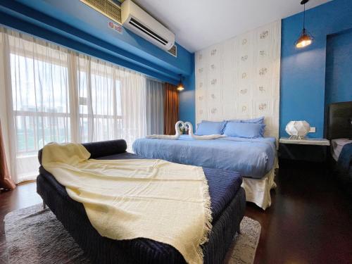 1 dormitorio con 2 camas y paredes azules en Sunway Resort Suite @ Sunway Pyramid Lagoon View en Petaling Jaya