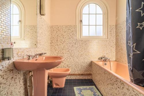 a bathroom with a sink and a toilet and a tub at Uharte in Uhart-Cize