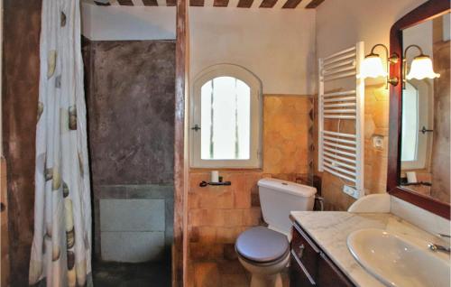 uma casa de banho com um WC e um lavatório em 4 Bedroom Pet Friendly Home In Apt em Apt