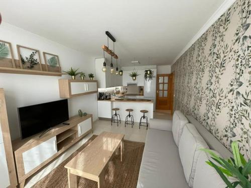 sala de estar con sofá y cocina en Apartamento en Boiro - Colores del Barbanza Verde, en Boiro