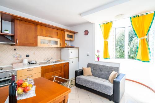 una cucina e un soggiorno con divano e tavolo di Apartment Kry Kry a Dubrovnik