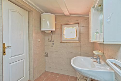 een kleine badkamer met een wastafel en een spiegel bij House Franko 2137 in Pula