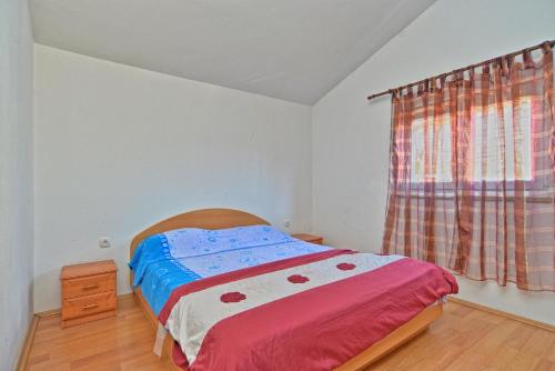 een kleine slaapkamer met een bed en een raam bij House Franko 2137 in Pula