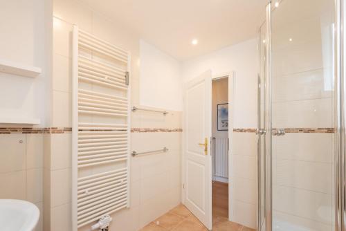 een badkamer met douche en toilet bij Haus Decker, App 3 in Wenningstedt