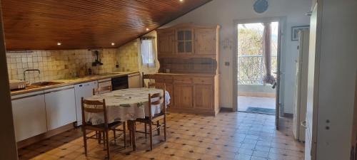 eine Küche mit einem Tisch und Stühlen im Zimmer in der Unterkunft Charmant T2 in Bastelicaccia