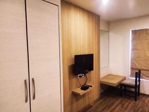 Hotel Rasikaにあるテレビまたはエンターテインメントセンター