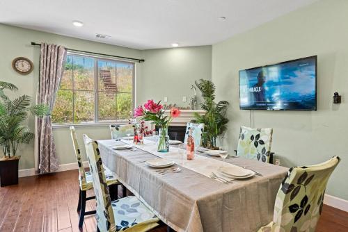 a dining room with a long table and chairs at Appartement Tanger Ville WIFI GRATUIT (FIBRE OPTIQUE) in Tangier