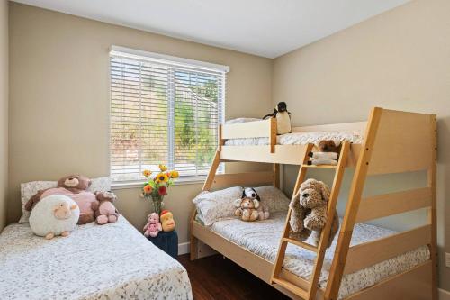 a bedroom with two bunk beds with stuffed animals at Appartement Tanger Ville WIFI GRATUIT (FIBRE OPTIQUE) in Tangier