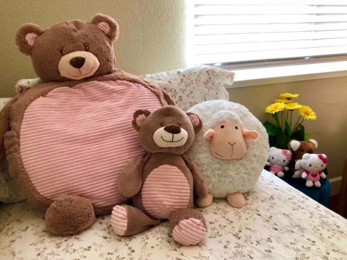 two stuffed teddy bears sitting on a bed at Appartement Tanger Ville WIFI GRATUIT (FIBRE OPTIQUE) in Tangier