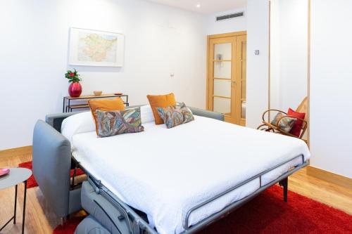 una cama de hospital en una habitación con una alfombra roja en Unamuno by Bilbao Living, en Bilbao
