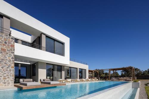 een afbeelding van een villa met zwembad bij Villa al Sur in Chania