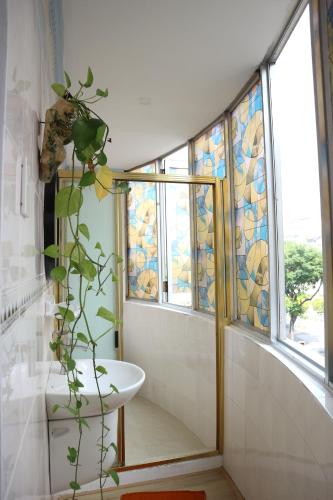uma casa de banho com um lavatório e vitrais. em Loan Võ hostel em Cidade de Ho Chi Minh