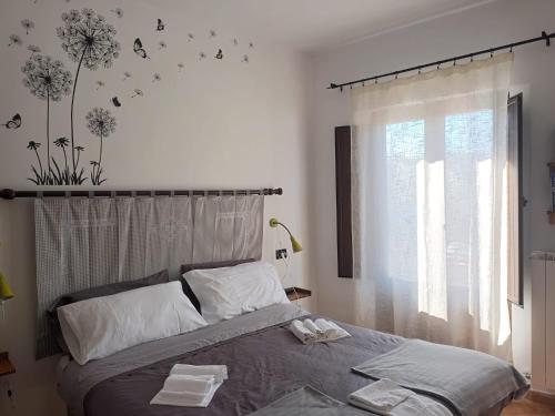- une chambre avec un lit et 2 serviettes dans l'établissement Azienda Agricola Mappavel's, à Castel del Monte