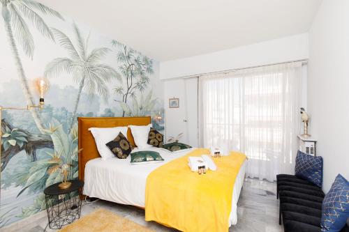 une chambre avec un grand lit avec une couverture jaune dans l'établissement ELEGANCE YourHostHelper, au Cannet
