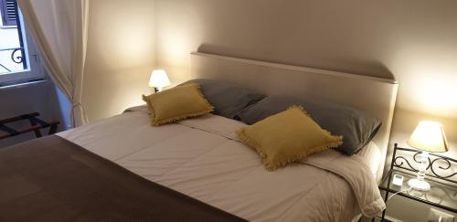 A bed or beds in a room at Casa Tua a Santa Maria Maggiore