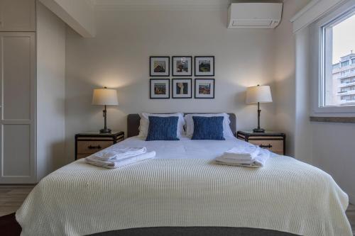 Ένα ή περισσότερα κρεβάτια σε δωμάτιο στο Glamorous Lisbon 2BDR Apartment by LovelyStay