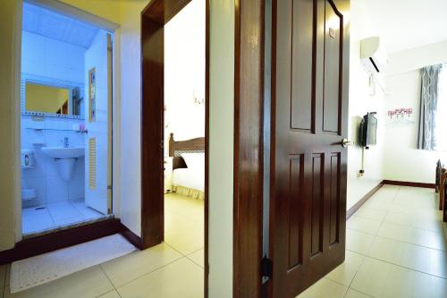 台东采羚休闲渡假民宿的客房设有门和带卫生间的浴室