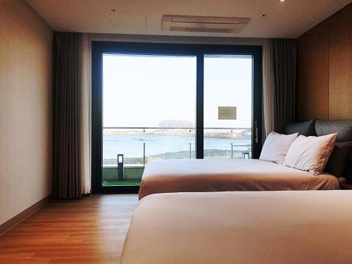 เตียงในห้องที่ Jeju Attirance