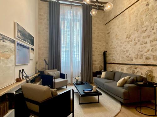 - un salon avec un canapé et une table dans l'établissement DLM Paris, à Paris