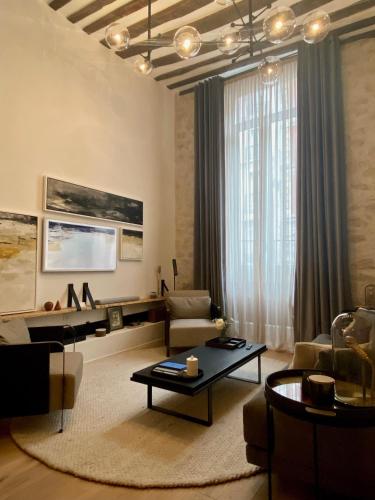 un salon avec un canapé et une table dans l'établissement DLM Paris, à Paris