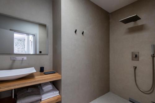 La salle de bains est pourvue d'un lavabo et d'une douche. dans l'établissement Casa Lou, à Olmeto