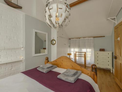 sypialnia z dużym łóżkiem z dwoma ręcznikami w obiekcie 2 Bayview w mieście Stokenham