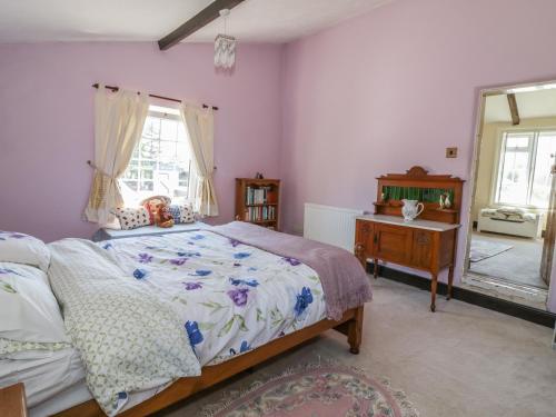 En eller flere senge i et værelse på Megs Cottage