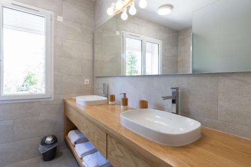 une salle de bain avec deux lavabos et un grand miroir dans l'établissement Superbe Villa Seillans LA GRANDE BASTIDE avec piscine, jardin, climatisation et salle de sport, à Seillans