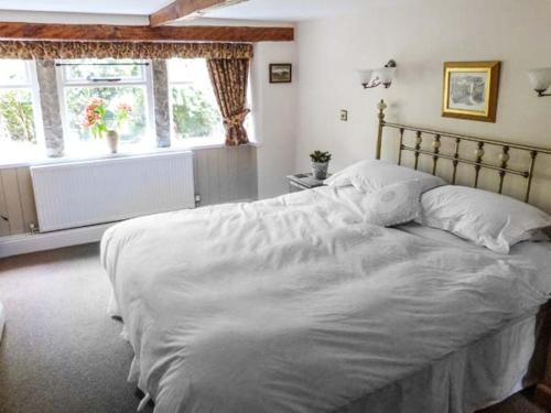キースリーにあるChurch Viewの窓付きのベッドルームに大きな白いベッド1台が備わります。