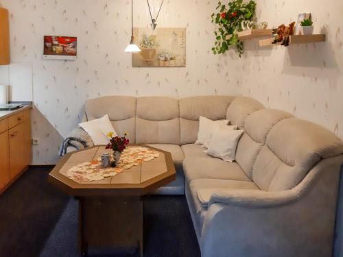 een woonkamer met een bank en een salontafel bij Holiday Home Schneider by Interhome in Geschwenda