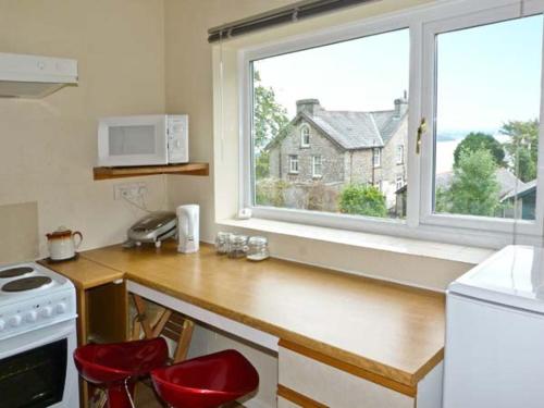 cocina con encimera y ventana grande en Baytree Apartment, en Grange-over-Sands