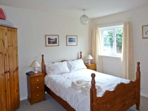 sypialnia z łóżkiem z białą pościelą i oknem w obiekcie Baytree Apartment w mieście Grange-over-Sands