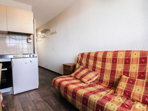 a living room with a couch and a kitchen at Apartment Balcon d'Huez by Interhome in L'Alpe-d'Huez