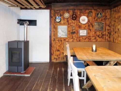- une salle à manger avec une table et une cuisinière dans l'établissement Holiday Home Alte Sahnealm - MII172 by Interhome, à Hollersbach im Pinzgau