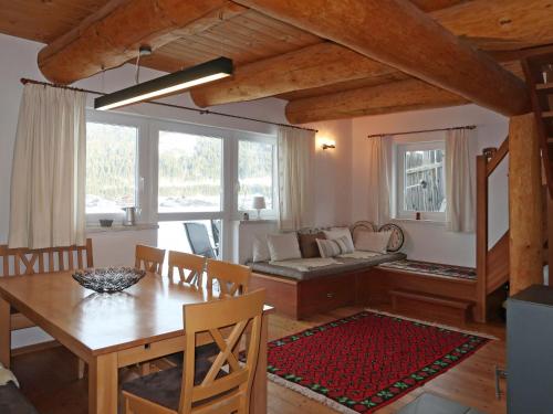 un soggiorno con un tavolo e un divano di Holiday Home Gunnar by Interhome a Flachau