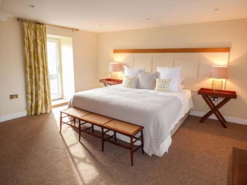 um quarto com uma grande cama branca e uma janela em Horsley Head Holidays em Eastgate