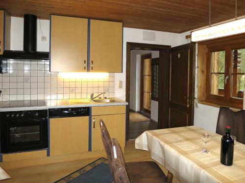 uma cozinha com uma mesa, um lavatório e um balcão em Apartment Luftbichl - SLB130 by Interhome em Viehhofen