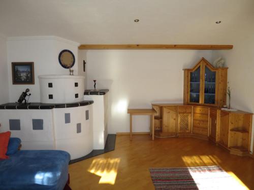salon z kominkiem i niebieską kanapą w obiekcie Apartment Liftblick by Interhome w mieście Neukirchen am Großvenediger