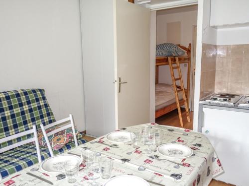 - une table avec des assiettes et des verres dans la cuisine dans l'établissement Apartment L'Enclave I et J-7 by Interhome, aux Contamines-Montjoie