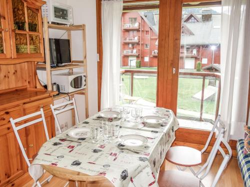 - une table à manger avec des chaises et une nappe dans l'établissement Apartment L'Enclave I et J-7 by Interhome, aux Contamines-Montjoie